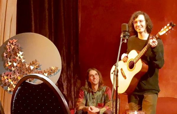 Mario Bierhoff und Peter Coon beim Bühnenprogramm „Weltfrieden ist aus“ – Lesung und Musik