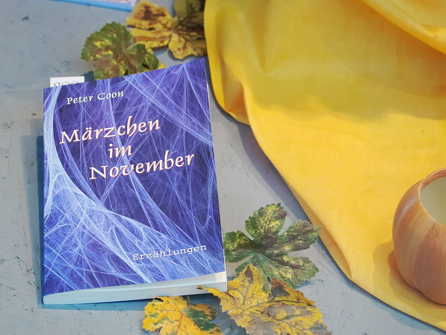 Märzchen im November im Schaufenster eines Buchladens