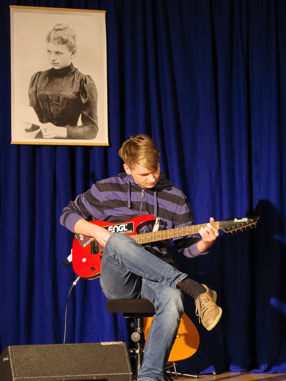 Jannik an Gitarre ...